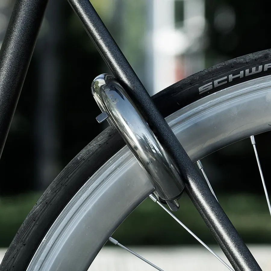 The Ring-Lock in Steel round the rear tyre of a bike