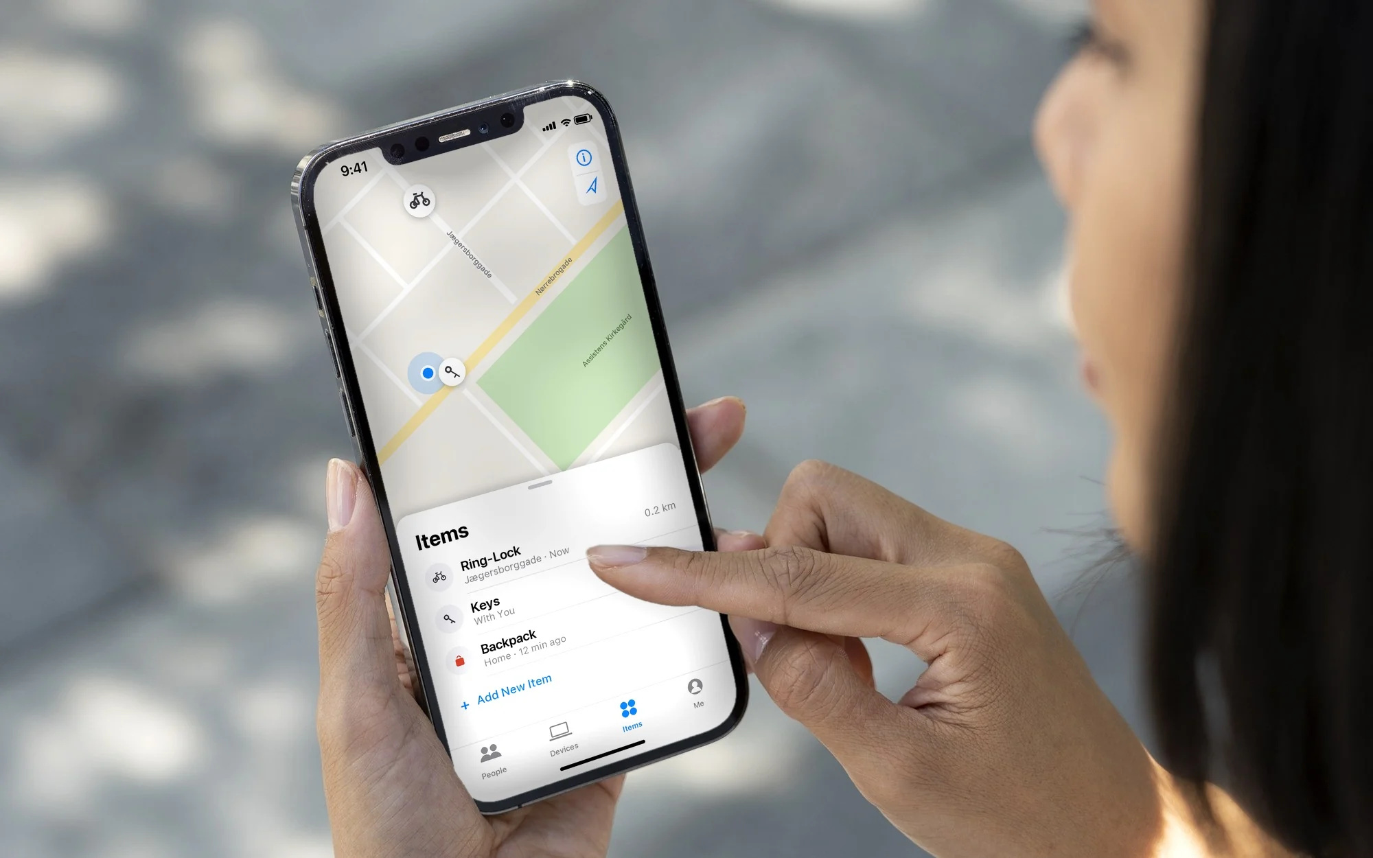 På hendes iPhone viser et kort, hvor cyklen er
